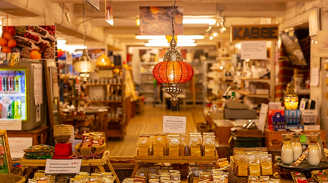 Verkaufsraum des Gewürzmuseums in Hamburg mit vielfältiger Auswahl an Gewürzen und kulinarischen Produkten
