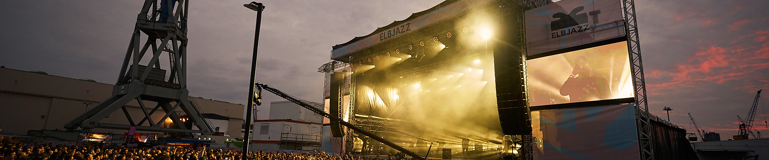 Musiker auf der Bühne mit einer Gitarre auf einer der zahlreichen Bühnen in Hamburg