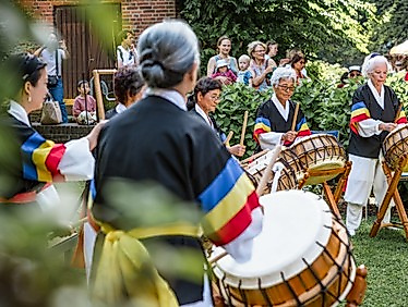 Sommerfest auf dem Petrus-Platz - Einmal vom Kirchturm abseilen!