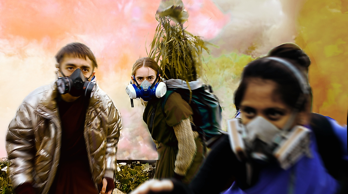 Drei Perfomer*inne tragen Gasmasken, sie bewegen sich zur Kamera hin. Im Hintergund ist Rauch zu sehen.