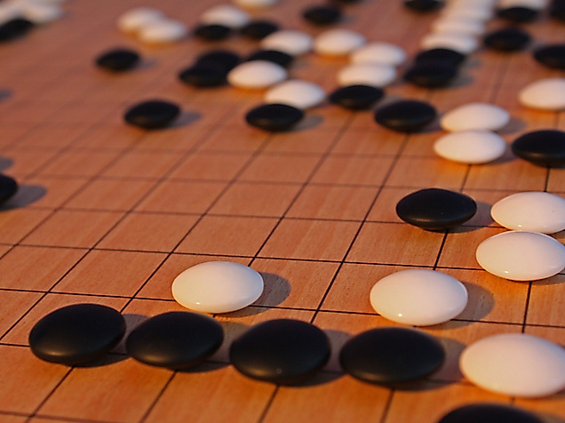 Brettspiel mit schwarzen und weißen Steinen