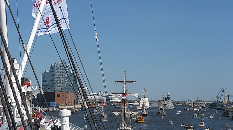 Einlaufparade zum 838. Hafengeburtstag Hamburg