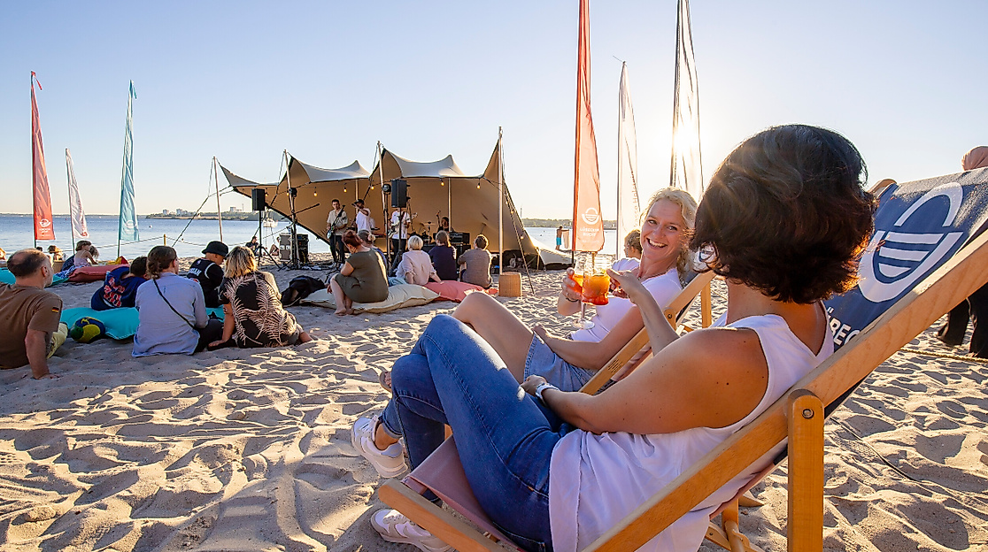 Musik im Strandkorb Neustadt in Holstein 2022 Frauen stoßen an © TALB Christian Schaffrath