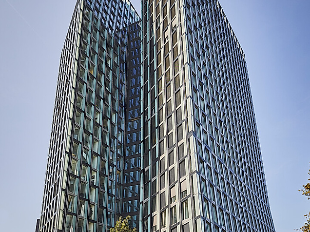 Tanzende Türme auf St. Pauli vor blauem Himmel als modernes Wahrzeichen Hamburgs