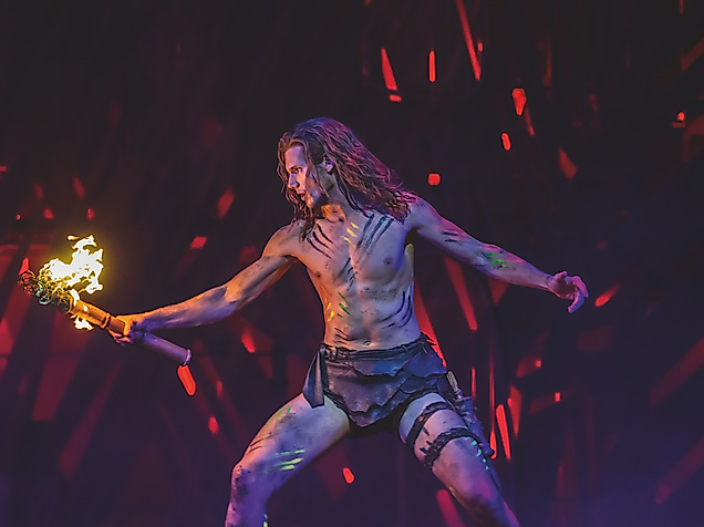 Szenenmotiv Disneys Musical TARZAN: Tarzan mit einer brennenden Fackel