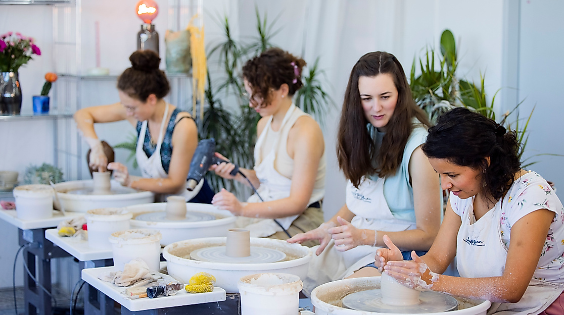 Studio Amun pottery course participants