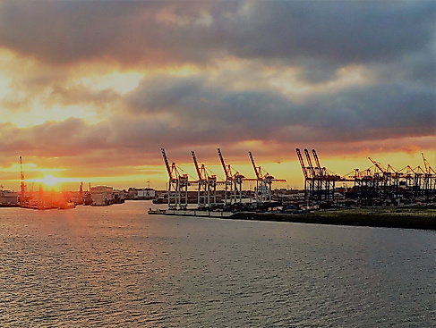 Morgensonne im Hafen Hamburg Foto Britta Müller