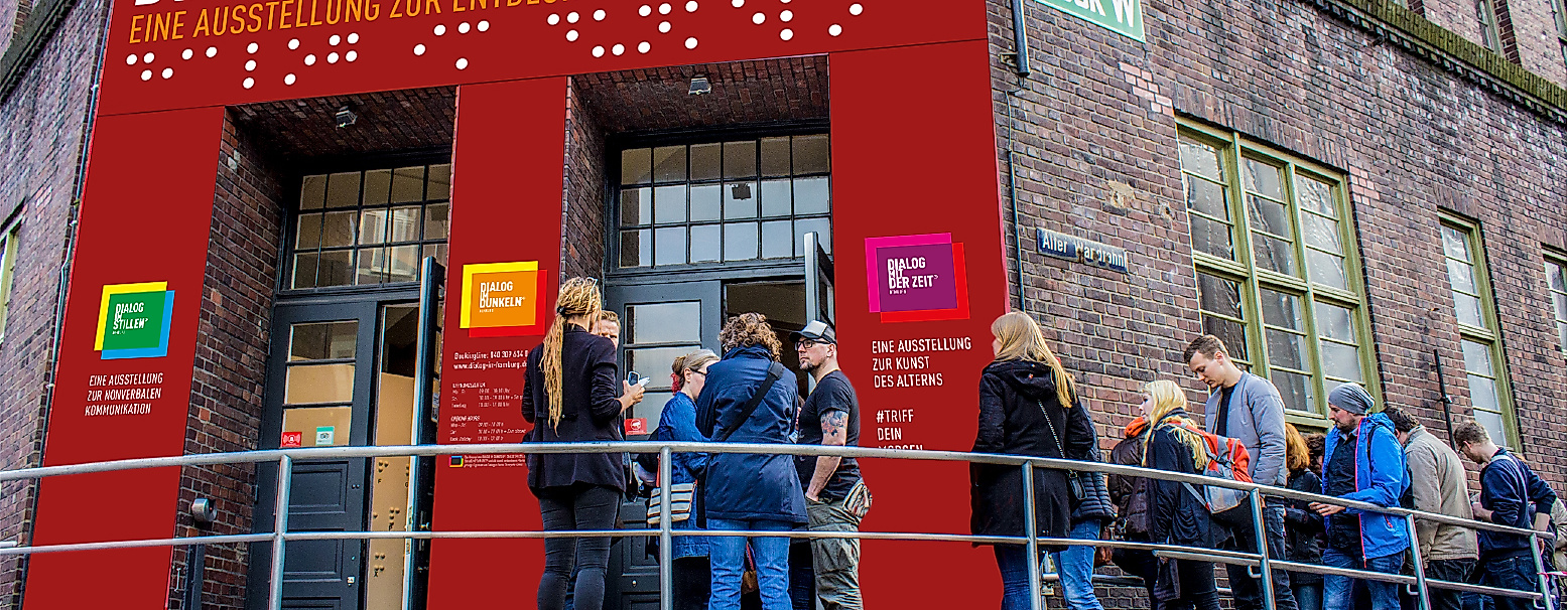 rechte-dialoghaus-hamburg-besucherschlange-aussen_neu-alle-logos-2