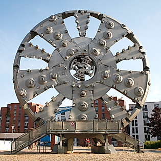 Schneidrad der Elbtunnelbohrmaschine TRUDE als Freiluft-Exponat vor dem Museum der Arbeit in Hamburg.