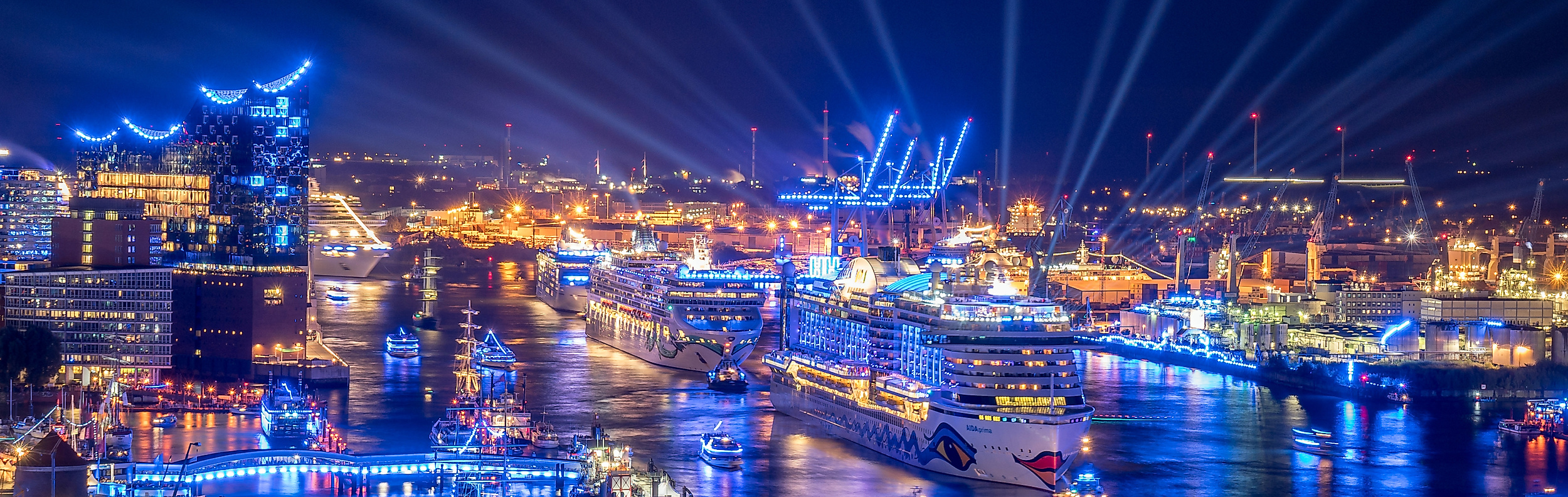 Der Hamburger Hafen bei Nacht in blaues Licht getaucht zur Blue Port Parade der Cruise Days