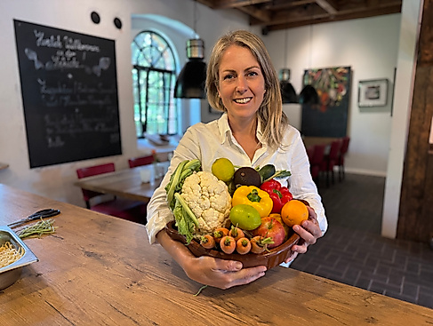 Initiatorin Caroline von Schwerin mit Gemüsekorb