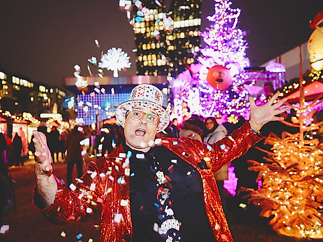 Bunte Lichter und ausgelassene Stimmung auf dem Weihnachtsmarkt Santa Pauli in Hamburg