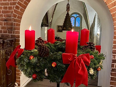 Adventskranz in St. Nicolai-Kirche