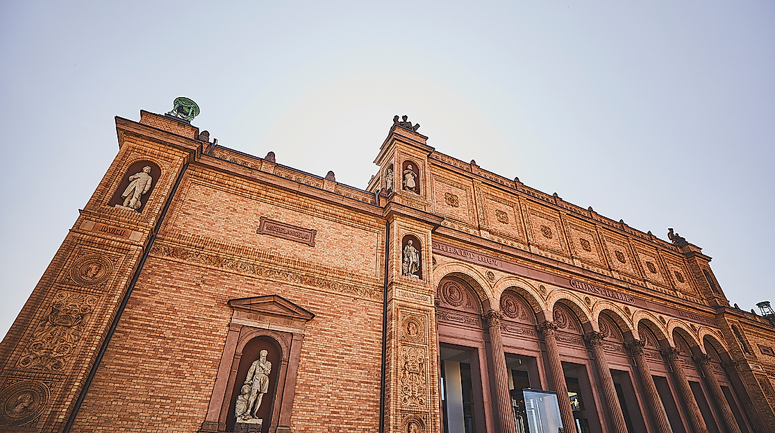 Historische Backsteinfassade der Hamburger Kunsthalle mit reich verziertem Eingangsbereich