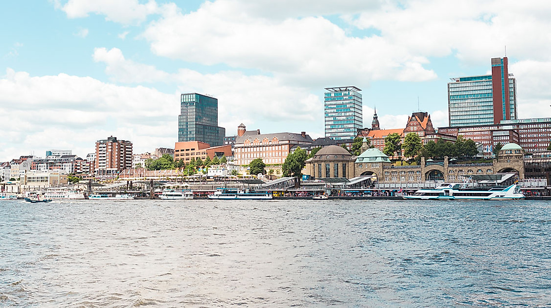 Landungsbrücken in Hamburg von der Wasserseite