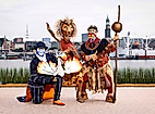 Musicaldarsteller im Loewenkostuem am Hamburger Hafen
