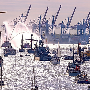 HAFENGEBURTSTAG Auslaufparade