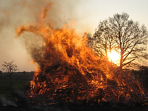 Osterfeuer Hützel mit Ostereiersuche