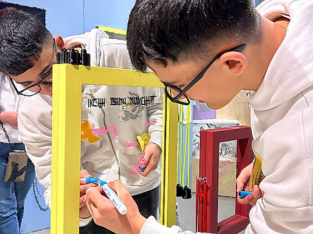 Jugendlicher-Besucher-in-der-Ausstellung-Respekt,-Foto-DASA