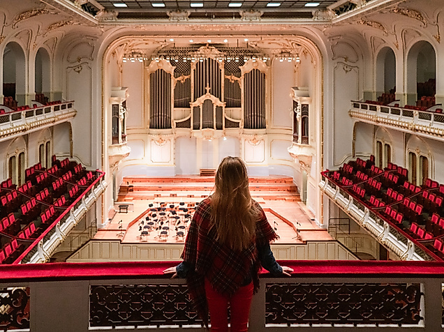 Frau vor leeren Rängen im Thalia Theater Hamburg