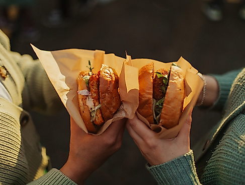 PfingsTON Scharbeutz Burger in Hand © TALB Joelle Dörnath