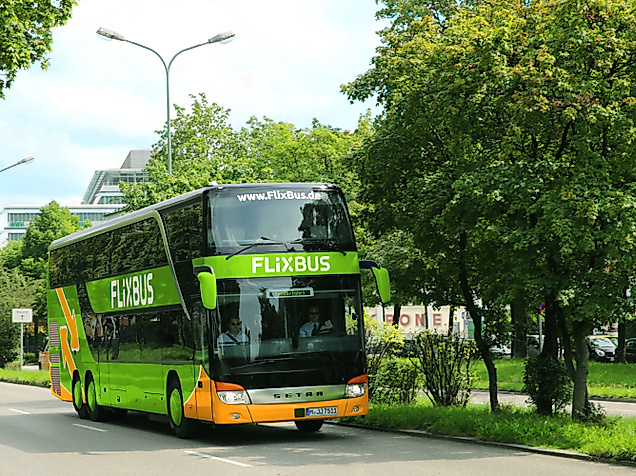 Doppelstöckiger FlixBus fährt in grüner Umgebung