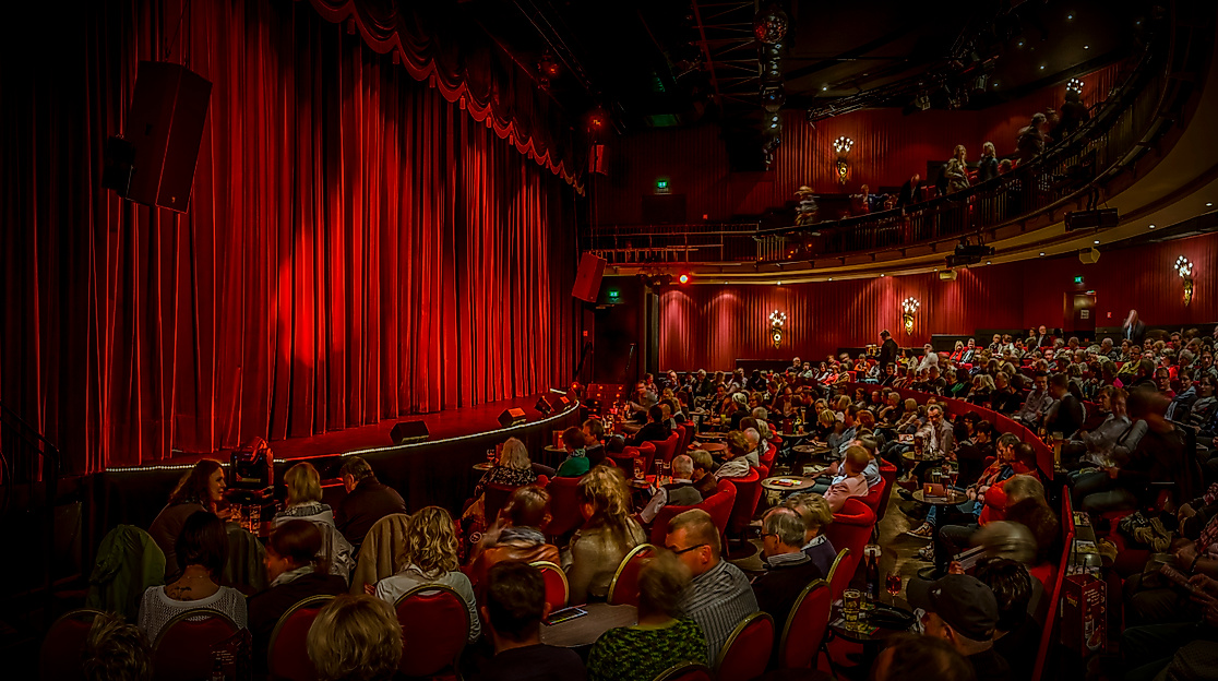 Schmidt Theatersaal mit großen roten Vorhängen