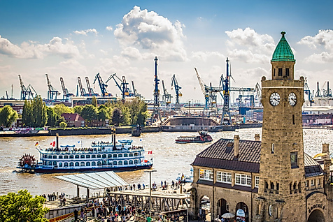 Blick auf die St. Pauli Landungsbrücken mit Hafenfähre und Hamburger Hafen, beliebter Startpunkt barrierefreier Touren