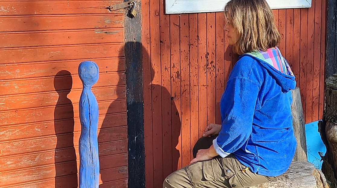 Die Bildhauerin Petra Schubert mit ihrer neuen Skulptur