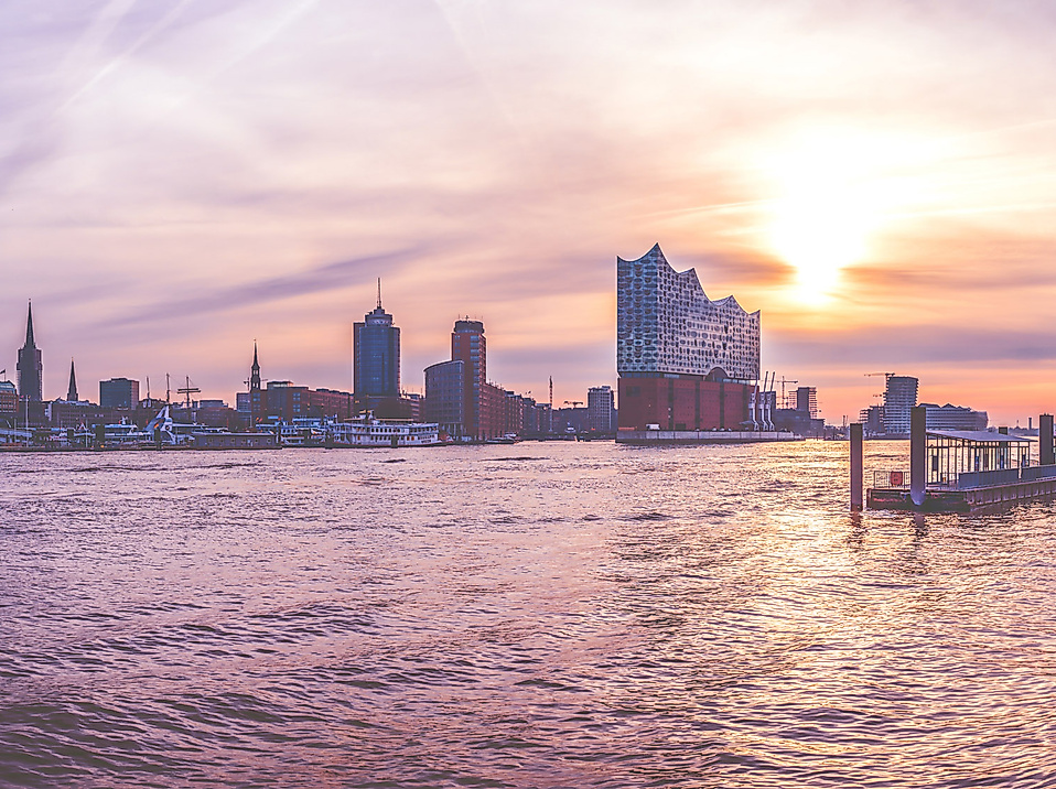 Panorama der Hamburger Skyline bei Sonnenuntergang mit Blick auf Hafen, Elbphilharmonie und Lichter am Elbufer