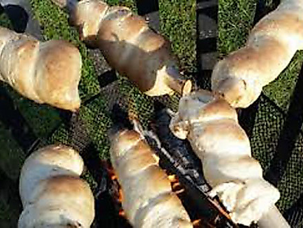 Stockbrotbacken am Lagerfeuer