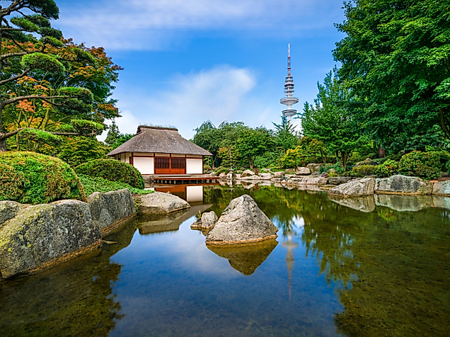 Japanischer Garten in Planten un Blomen mit Teich, Teehaus und friedlicher Naturkulisse