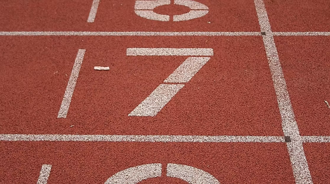 Neutral Bild Leichtathletiklaufbahn - CR Hannahpirnie auf Pixabay