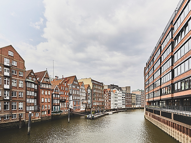 Blick auf historische und moderne Häuser entlang des Nikolaifleets in Hamburg 