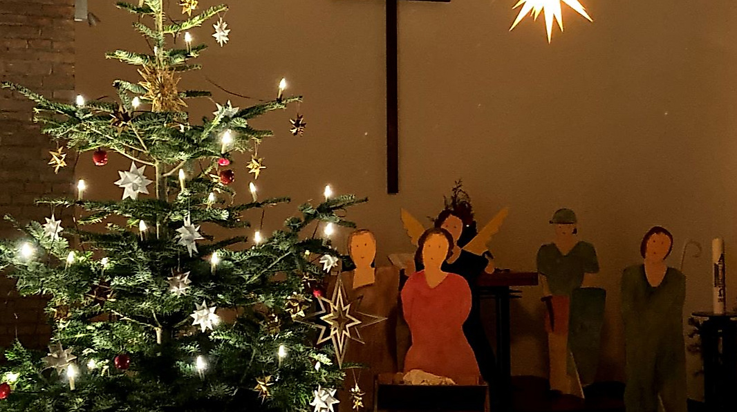 Kirche mit Krippenfiguren