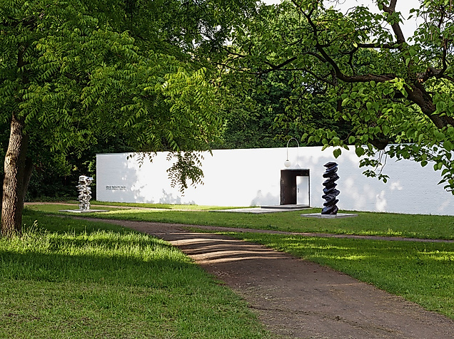 Das Ernst Barlach Haus während der Ausstellung »Tony Cragg. Against the grain« im Sommer 2012