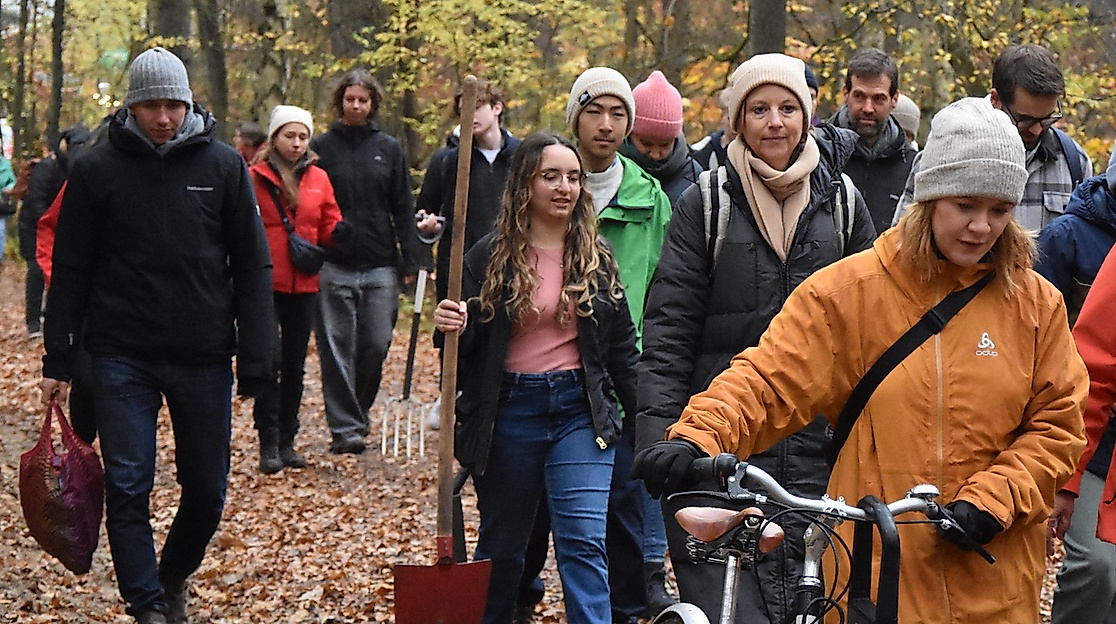Gemeinsam können wir viel bewegen - Bäume pflanzen im Hamburger Klövensteen