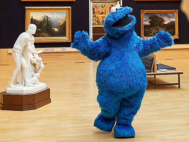 Das Krümelmonster steht in der Hamburger Kunsthalle zwischen Skulpturen und Gemälden 