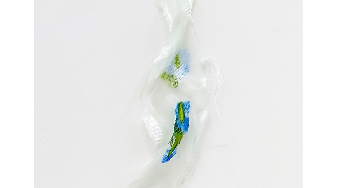 Noémi Barbaglia, Forget-me-not, Acryltinte auf Glasfaser, Kunstharz, 46 × 14 × 5 cm, 2023