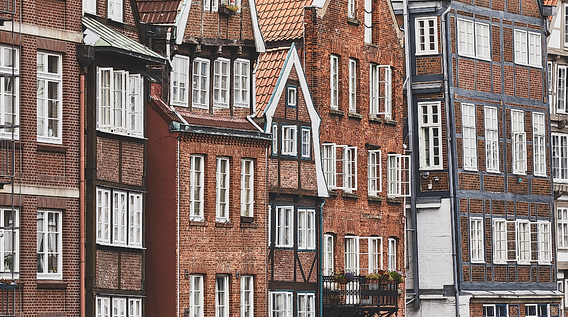 Dichte Fassaden historischer Kaufmannshäuser aus rotem Backstein in der Deichstraße in Hamburg