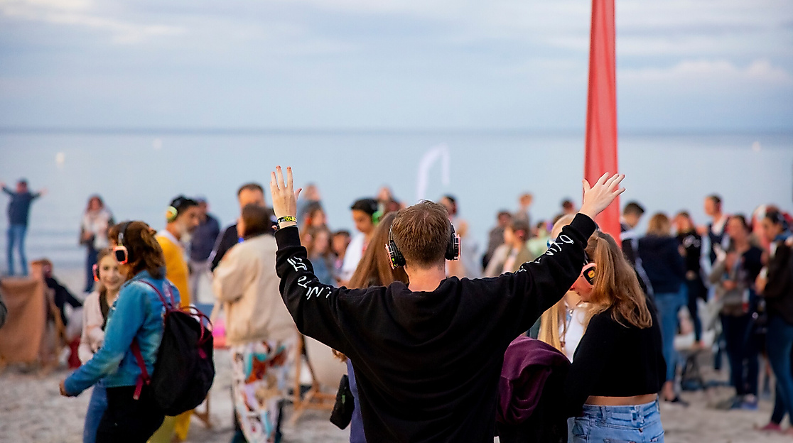 Silent Disco Scharbeutz 2023 Jugendliche tanzen © TALB