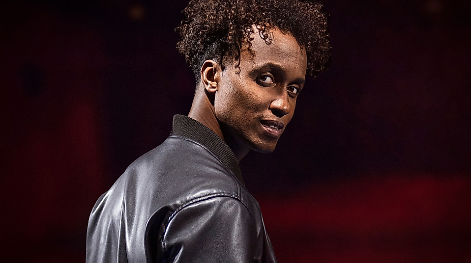 Benét Monteiro als Michael Jackson Blick in die Kamera mit schwarzer Lederjacke