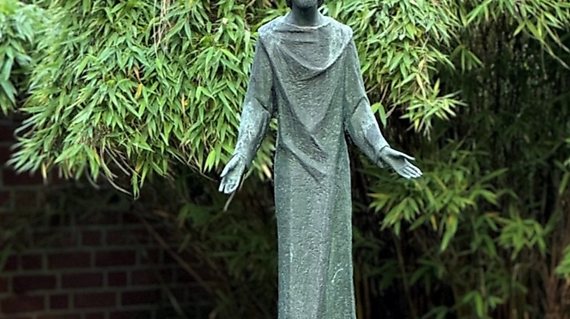 Skulptur Bronze "der Auferstandene" im Hintergrund Natur