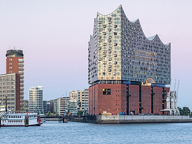 Moderne Skyline der Hamburger HafenCity mit Elbphilharmonie bei Sonnenuntergang vom Wasser aus gesehen. Elbphilharmonie Konzertangebote Saison 2025 2026Elbphilharmonie Konzertangebote Saison 2025 2026
