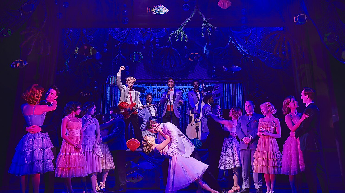 Zurück in die Zukunft Szenenmotiv Gruppe mit tanzenden Menschen