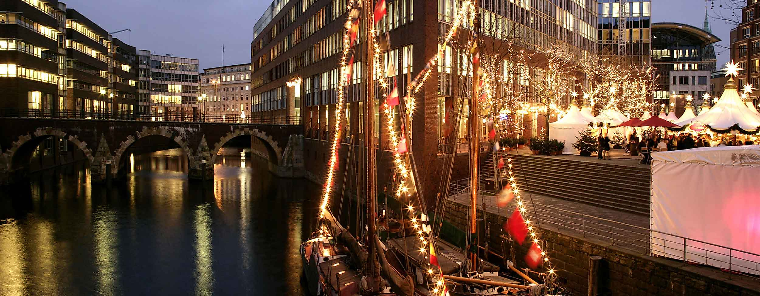 Hamburger Weihnachtsmarkt Fleetinsel am Wasser