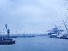 Hamburger Hafen mit Regentropfen 