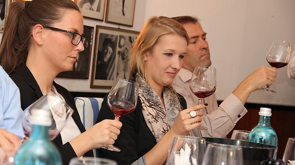 Teilnehmende verkosten Wein