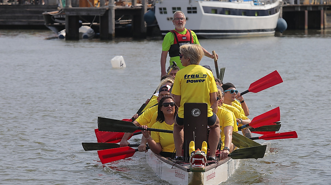Drachenboot-Team "Frauen Power" auf dem Wasser