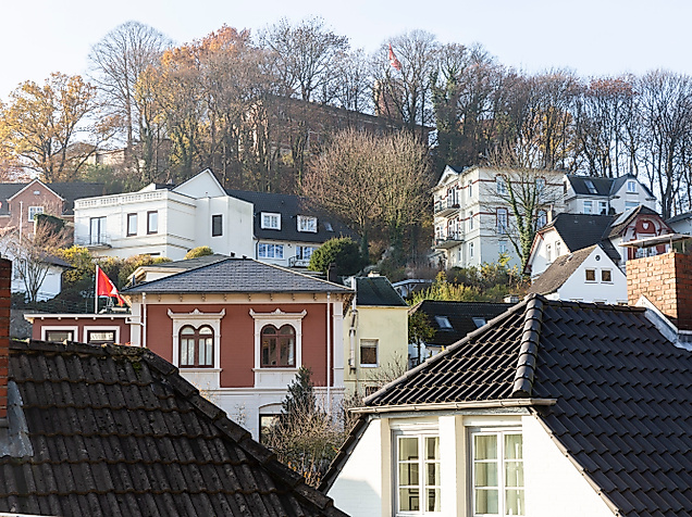 Blick auf die Dächer und Villen im Treppenviertel von Hamburg-Blankenese im Herbstlicht